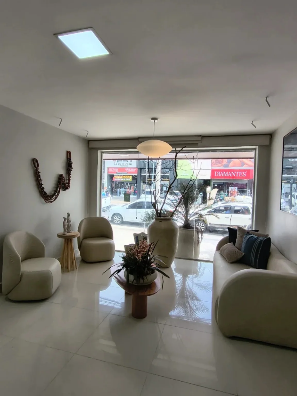 Ambiente da RiosMed com poltronas, sofá e mesas de apoio junto à vitrine.