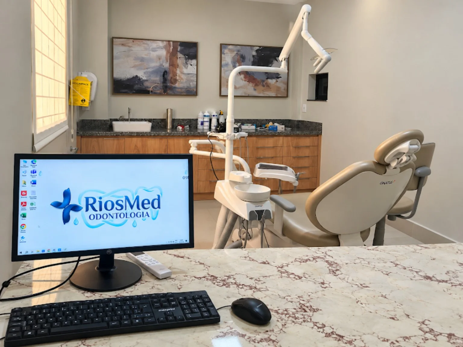 Consultório odontológico da RiosMed com cadeira de atendimento, refletor e monitor.