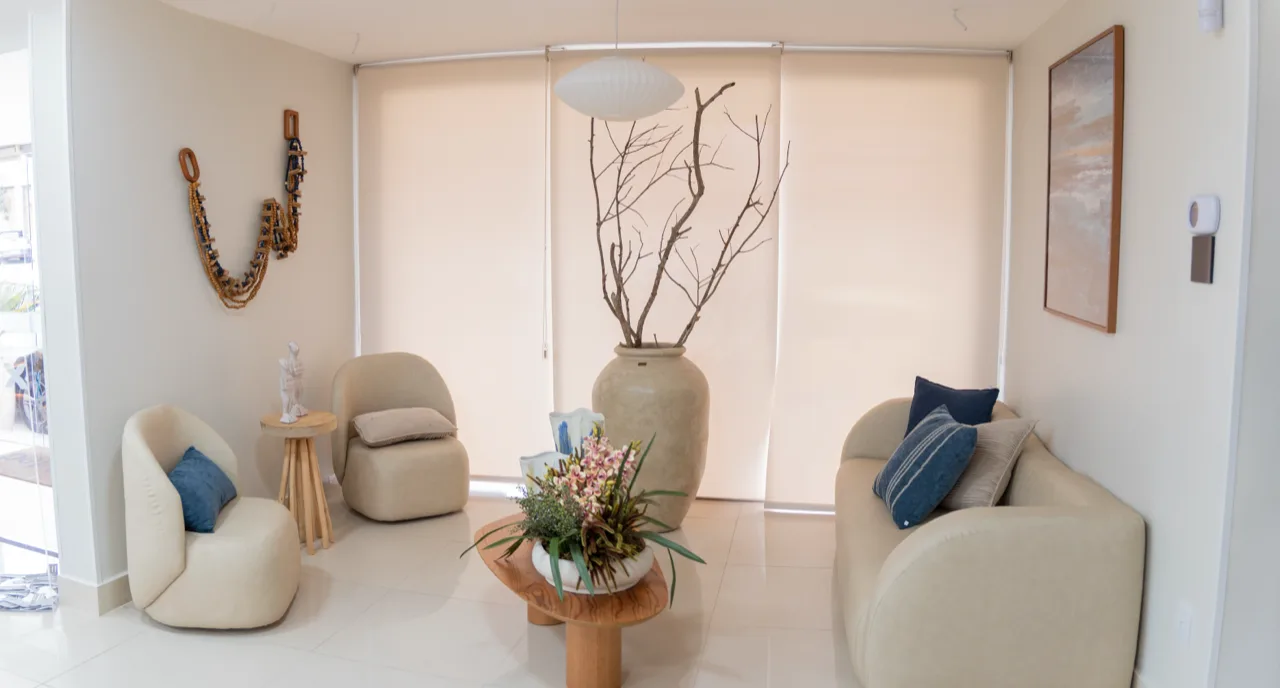 Ambiente de espera da RiosMed com poltronas e sofá.