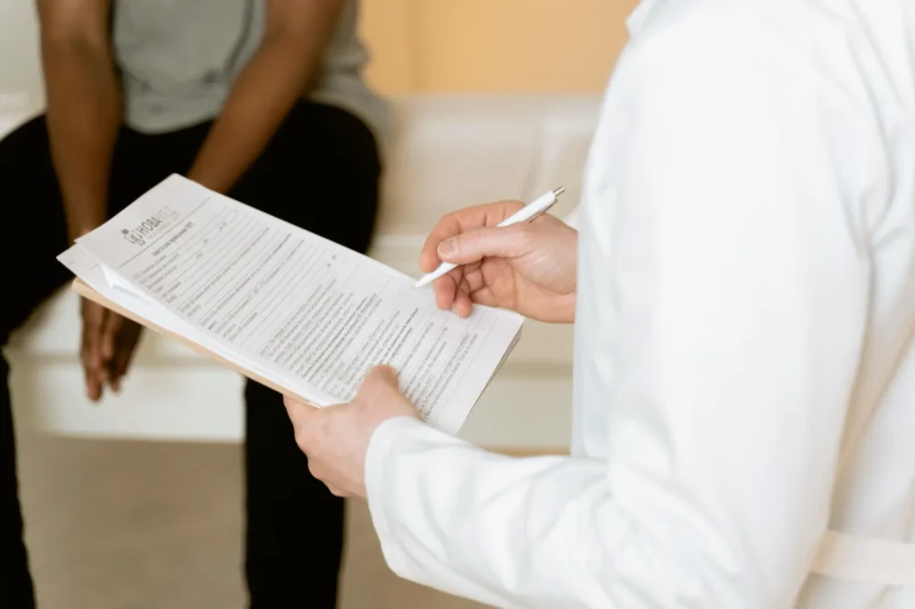 Profissional de saúde conversando com paciente durante uma consulta.
