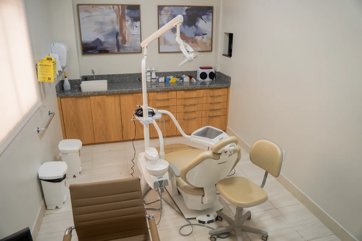 Consultório odontológico da RiosMed com cadeira de atendimento e refletor.