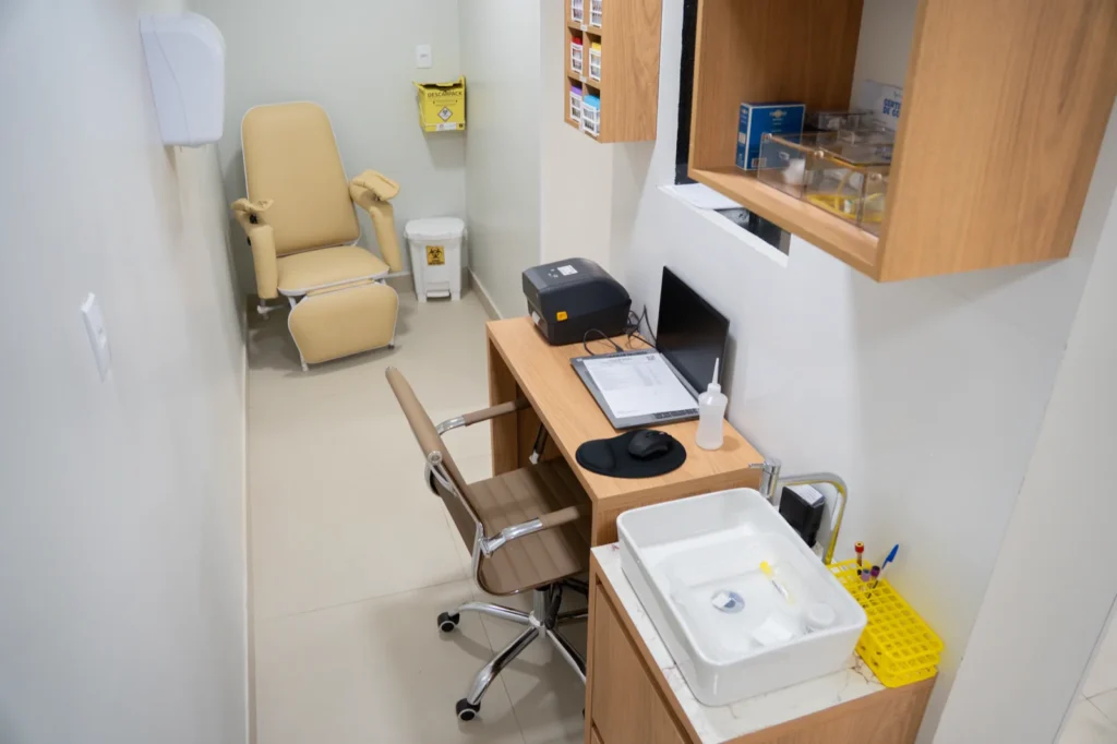 Sala da Riosmed com cadeira de atendimento e equipamentos de avaliação.