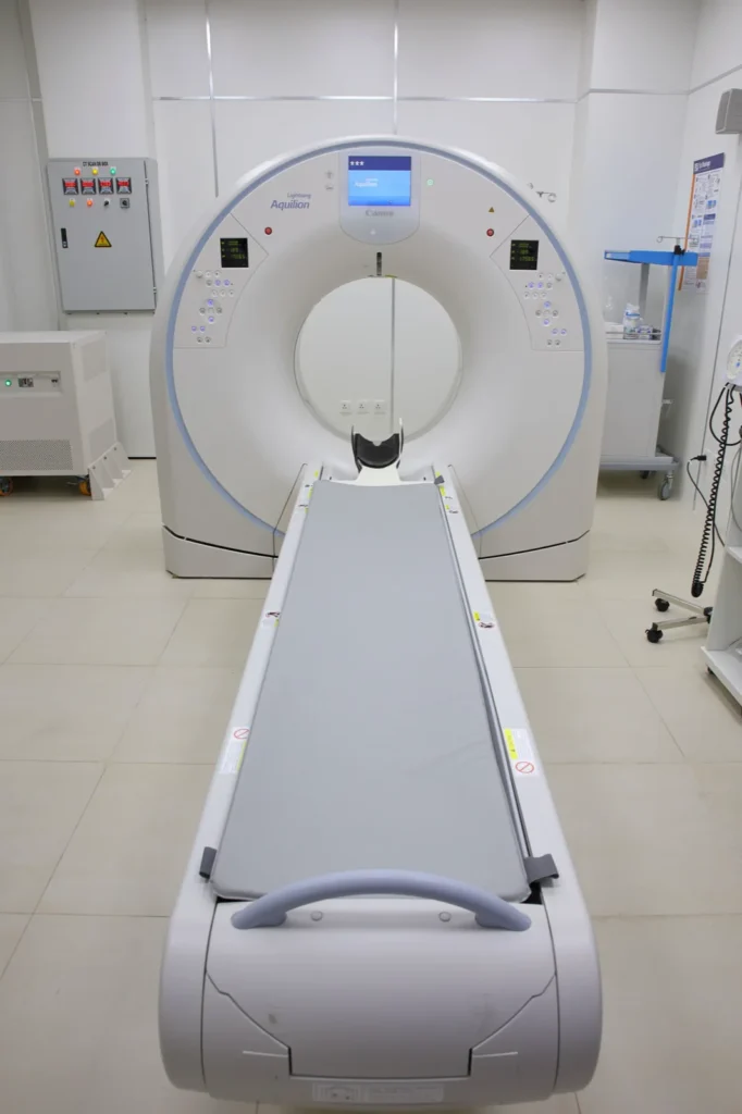 Equipamento de diagnóstico por imagem com mesa de exame, em fotografia ilustrativa.