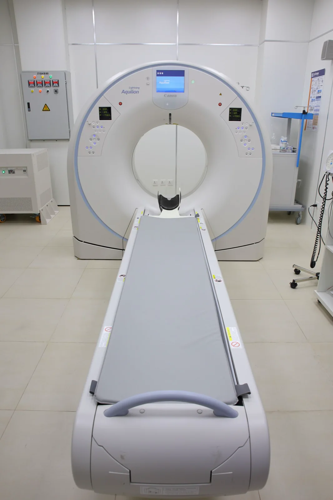 Equipamento de diagnóstico por imagem com mesa de exame, em fotografia ilustrativa.