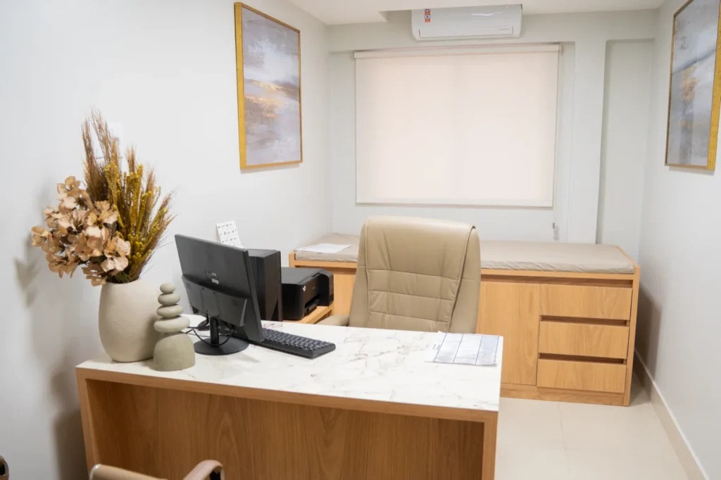 Mesa de atendimento em consultório da Riosmed.