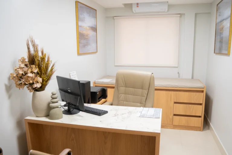Mesa de atendimento em consultório da Riosmed.